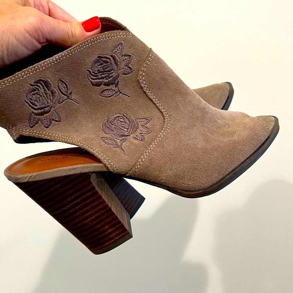 Lucky Brand Suede Floral Embroidered Peep Toe Heels Taupe Boho Western 9